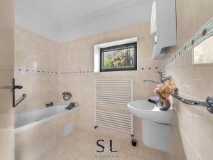 Prodej vícegeneračního domu, Telnice, 303 m2