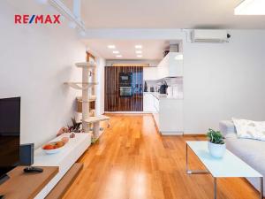 Pronájem bytu 2+kk, Praha - Holešovice, Komunardů, 68 m2