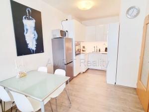 Pronájem bytu 2+kk, Praha - Hlubočepy, Voskovcova, 42 m2