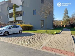 Pronájem garážového stání, Oslavany, náměstí 13. prosince, 15 m2