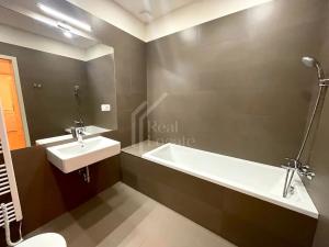 Pronájem bytu 1+kk, Praha - Karlín, Sokolovská, 97 m2