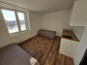 Pronájem bytu 1+kk, Praha - Suchdol, Suchdolské náměstí, 23 m2