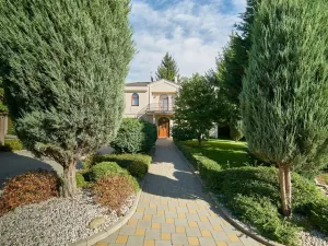 Pronájem vily, Praha, 243 m2