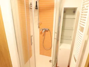 Pronájem bytu 1+kk, Praha - Hloubětín, Nademlejnská, 32 m2