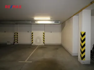 Pronájem garážového stání, Praha - Podolí, Sinkulova, 12 m2