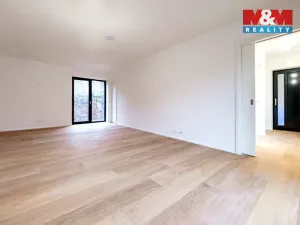 Prodej bytu 2+kk, Praha - Holyně, náměstí Pod lípou, 58 m2