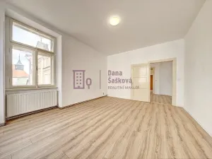 Pronájem bytu 2+1, Jindřichův Hradec, nám. Míru, 50 m2