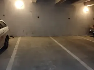 Pronájem garážového stání, Praha - Holešovice, Osadní, 11 m2