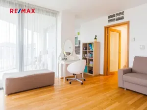 Prodej bytu 1+kk, Praha - Žižkov, Ke kapslovně, 38 m2