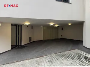 Prodej garážového stání, Praha - Smíchov, Holečkova, 13 m2