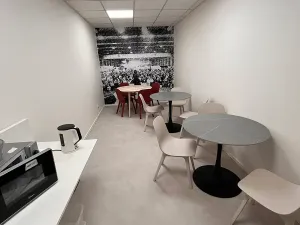 Pronájem kanceláře, Praha - Holešovice, Dělnická, 1251 m2