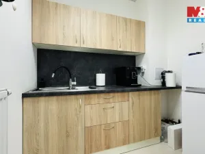 Pronájem kanceláře, Klecany, V Honech, 179 m2