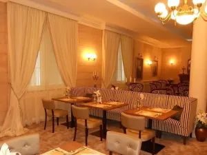 Pronájem restaurace, Karlovy Vary, Divadelní náměstí, 390 m2