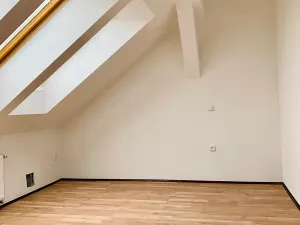 Pronájem atypického bytu, Hradec Králové, Smetanovo nábřeží, 80 m2