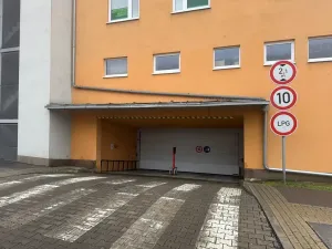 Pronájem garážového stání, Praha - Troja, Hnězdenská, 20 m2