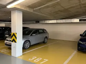 Pronájem garážového stání, Praha - Troja, Hnězdenská, 20 m2