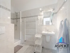 Pronájem bytu 1+kk, Praha - Kobylisy, Učitelská, 25 m2