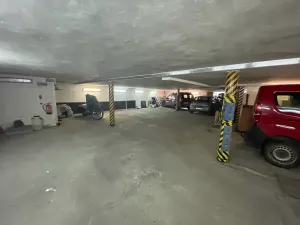 Pronájem garážového stání, Praha - Žižkov, Lupáčova, 18 m2