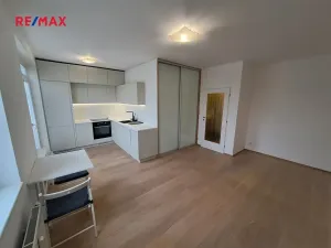 Pronájem bytu 1+kk, Praha - Vysočany, Pod Harfou, 42 m2