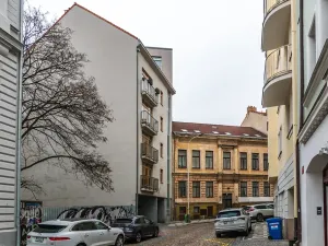 Pronájem garážového stání, Praha - Žižkov, Dalimilova, 13 m2