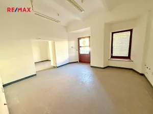 Pronájem obchodního prostoru, Chrudim, Resselovo náměstí, 72 m2