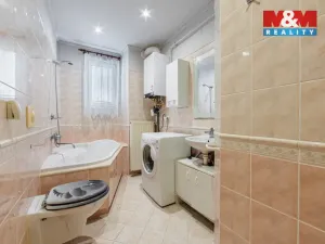 Prodej bytu 2+1, Karlovy Vary - Bohatice, Na Výšině, 45 m2