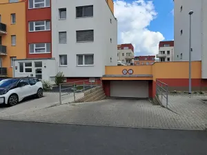 Pronájem garážového stání, Praha - Černý Most, Dobrovolného, 15 m2