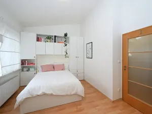 Pronájem bytu 2+kk, Praha - Holešovice, U garáží, 45 m2