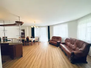 Prodej bytu 4+kk, Karlovy Vary, Zámecký vrch, 177 m2