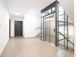 Pronájem bytu 1+kk, Praha - Karlín, Pobřežní, 27 m2