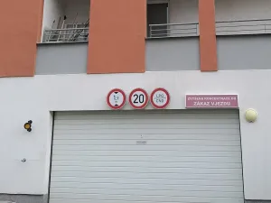 Pronájem garážového stání, Praha - Zličín, Milotická, 15 m2