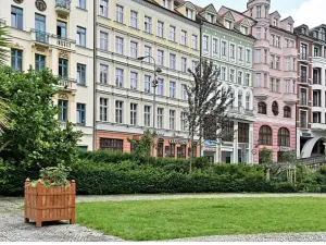 Prodej obchodního prostoru, Karlovy Vary, Divadelní náměstí, 100 m2