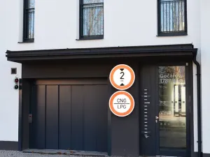 Pronájem garážového stání, Hradec Králové - Pražské Předměstí, 13 m2