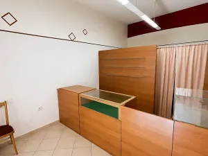 Pronájem obchodního prostoru, Chrudim, Resselovo náměstí, 16 m2