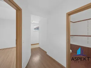 Pronájem bytu 2+kk, Praha - Holešovice, Poupětova, 64 m2