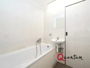 Pronájem bytu 3+1, Praha - Prosek, Veltruská, 60 m2