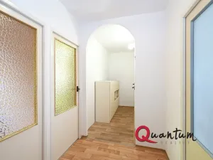 Pronájem bytu 3+1, Praha - Prosek, Veltruská, 60 m2