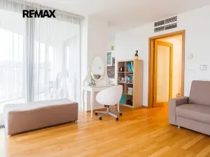 Prodej bytu 1+kk, Praha - Žižkov, Ke kapslovně, 38 m2