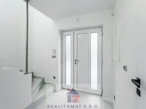 Pronájem vily, Praha - Komořany, Pod lesem, 770 m2