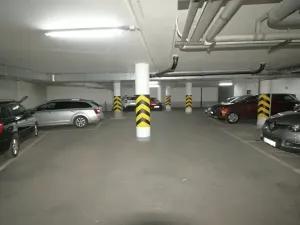 Pronájem garážového stání, Praha - Hlubočepy, Voskovcova, 18 m2