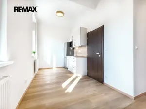 Pronájem bytu 1+kk, Praha - Libeň, náměstí Dr. Václava Holého, 27 m2