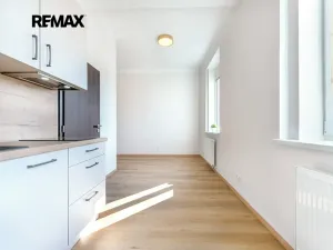 Pronájem bytu 1+kk, Praha - Libeň, náměstí Dr. Václava Holého, 27 m2