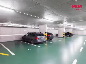 Pronájem garážového stání, Praha - Smíchov, Radlická, 13 m2