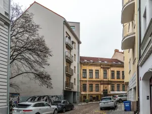 Pronájem garážového stání, Praha - Žižkov, Dalimilova, 13 m2