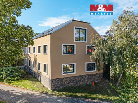 Prodej bytu 2+kk, Praha - Holyně, náměstí Pod lípou, 61 m2