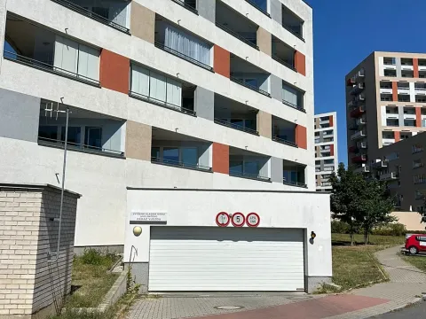 Pronájem garážového stání, Praha - Horní Měcholupy, Mantovská, 15 m2