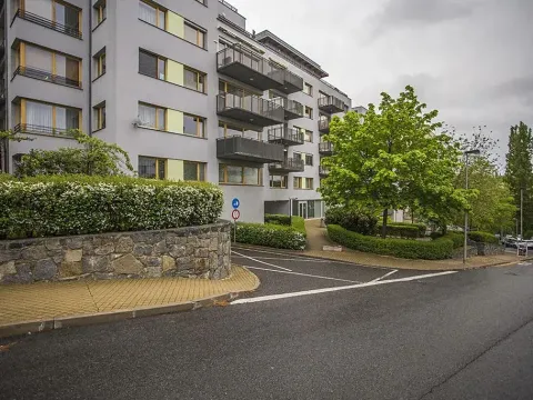 Pronájem garážového stání, Praha - Vokovice, Tibetská, 12 m2