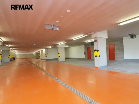 Pronájem garážového stání, Praha - Hlubočepy, Miloše Havla, 16 m2