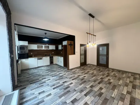 Prodej bytu 3+1, Jičín, Komenského náměstí, 86 m2