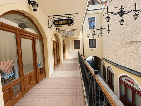 Pronájem obchodního prostoru, Chrudim, Resselovo náměstí, 16 m2